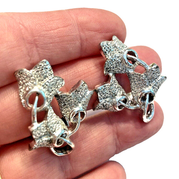 Vintage Mid Century Clip On Earrings Silver Textured Dimensional Mod Flowers - Picture 7 of 7